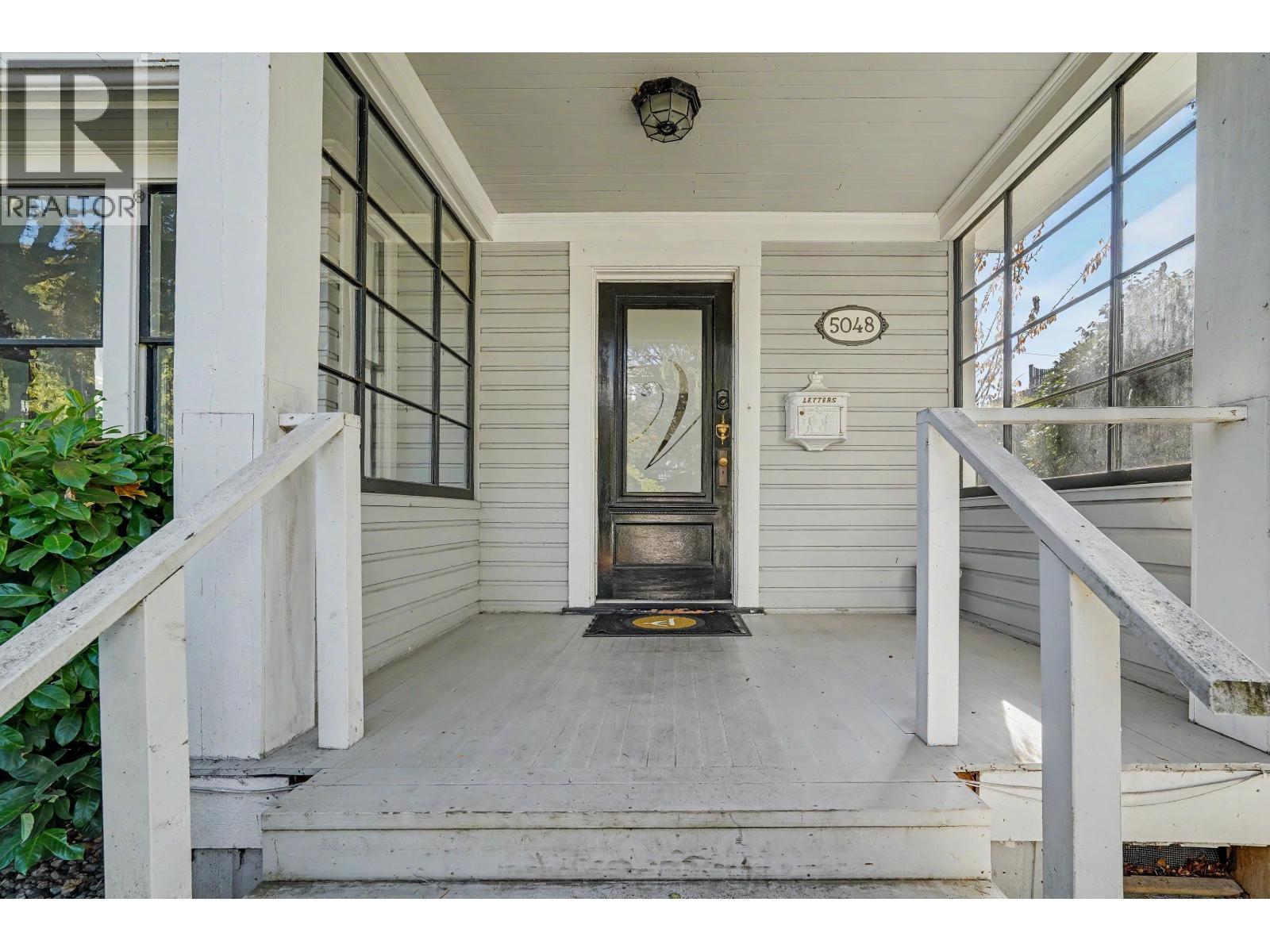 5048 47A Avenue, Delta — photo 3