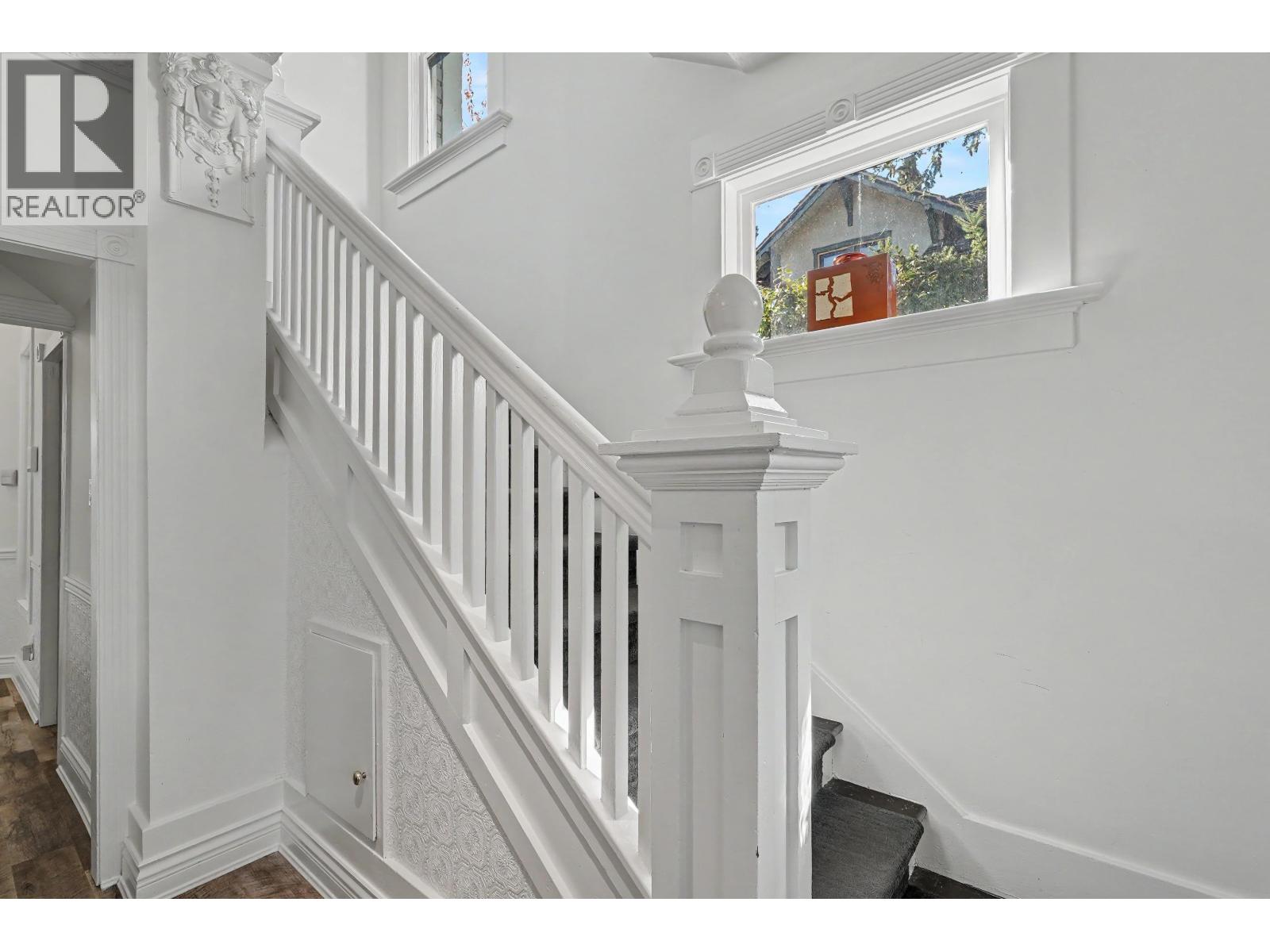 5048 47A Avenue, Delta — photo 12