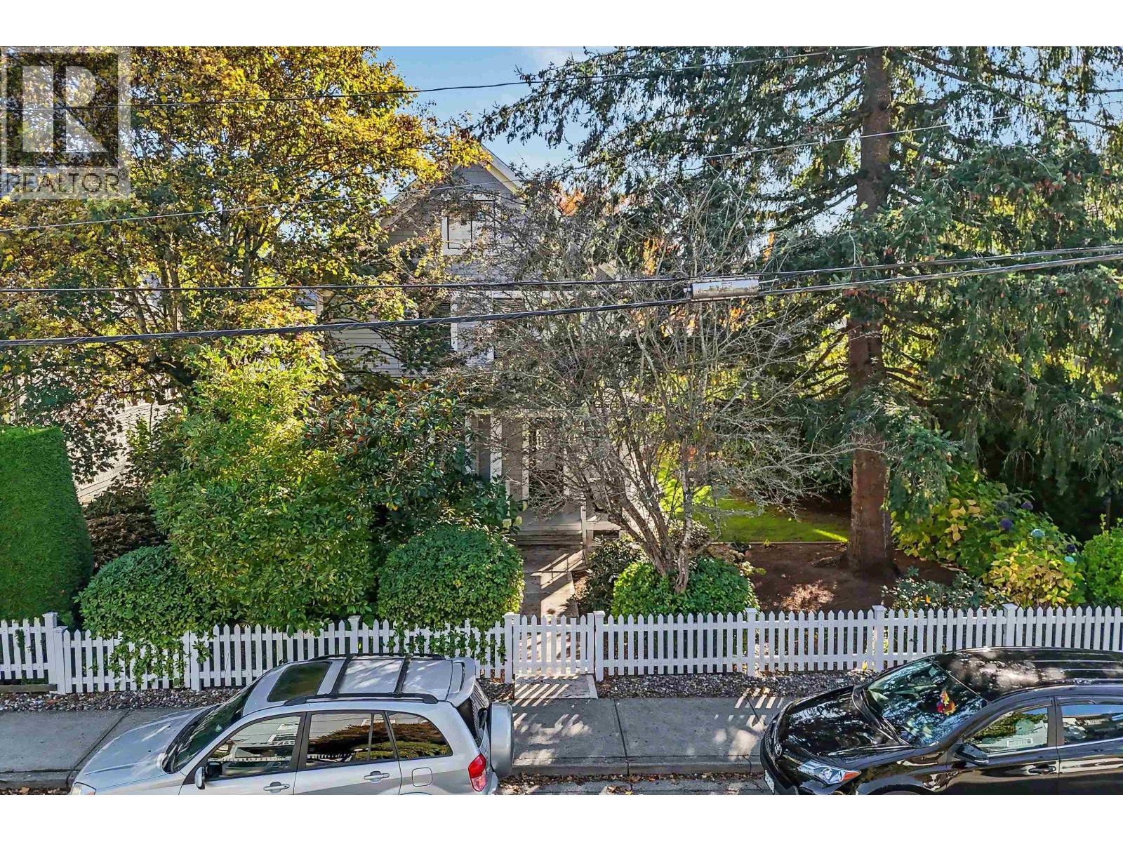 5048 47A Avenue, Delta — photo 4