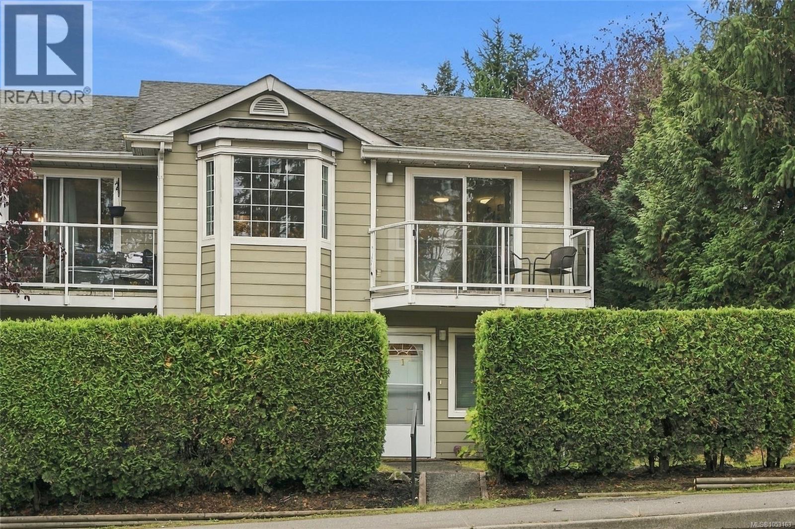 4 10 Ashlar Ave — photo 1