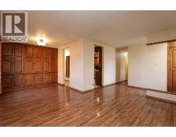 Primary Bedroom - 739 23 Street N, Lethbridge, AB T1H3S8 Photo 9