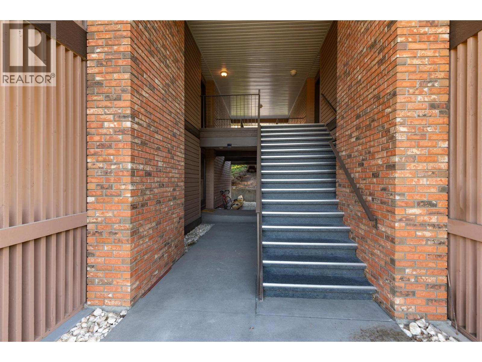 2218 Golf Course Drive, West Kelowna