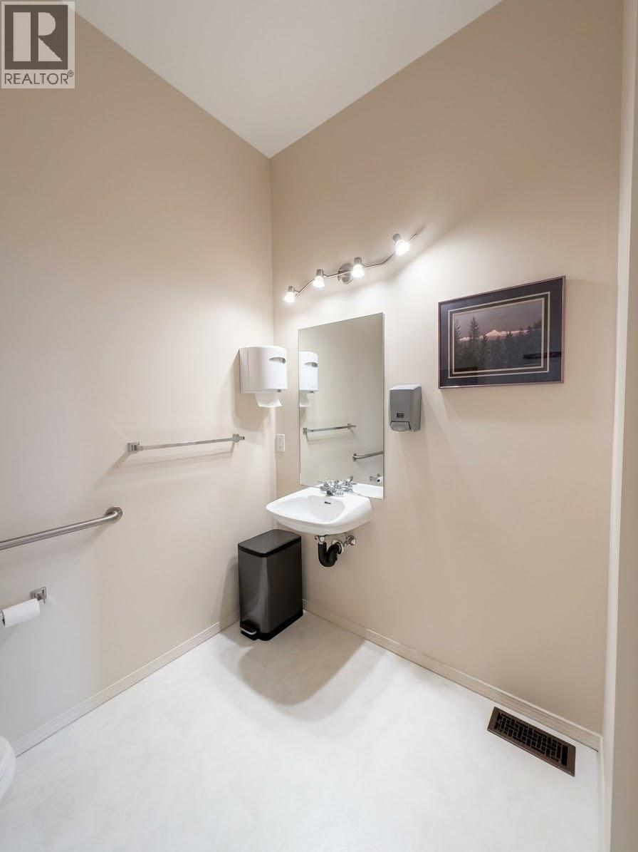 4 680 Marine Park Drive, Salmon Arm - Image 1