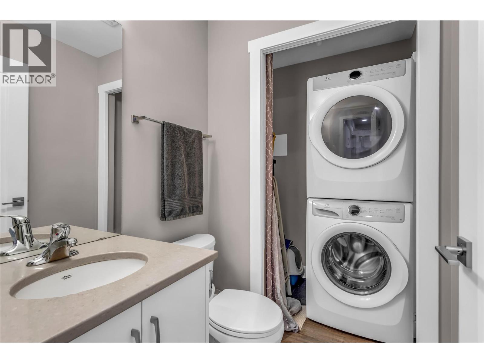 204 3090 Burtch Road, Kelowna