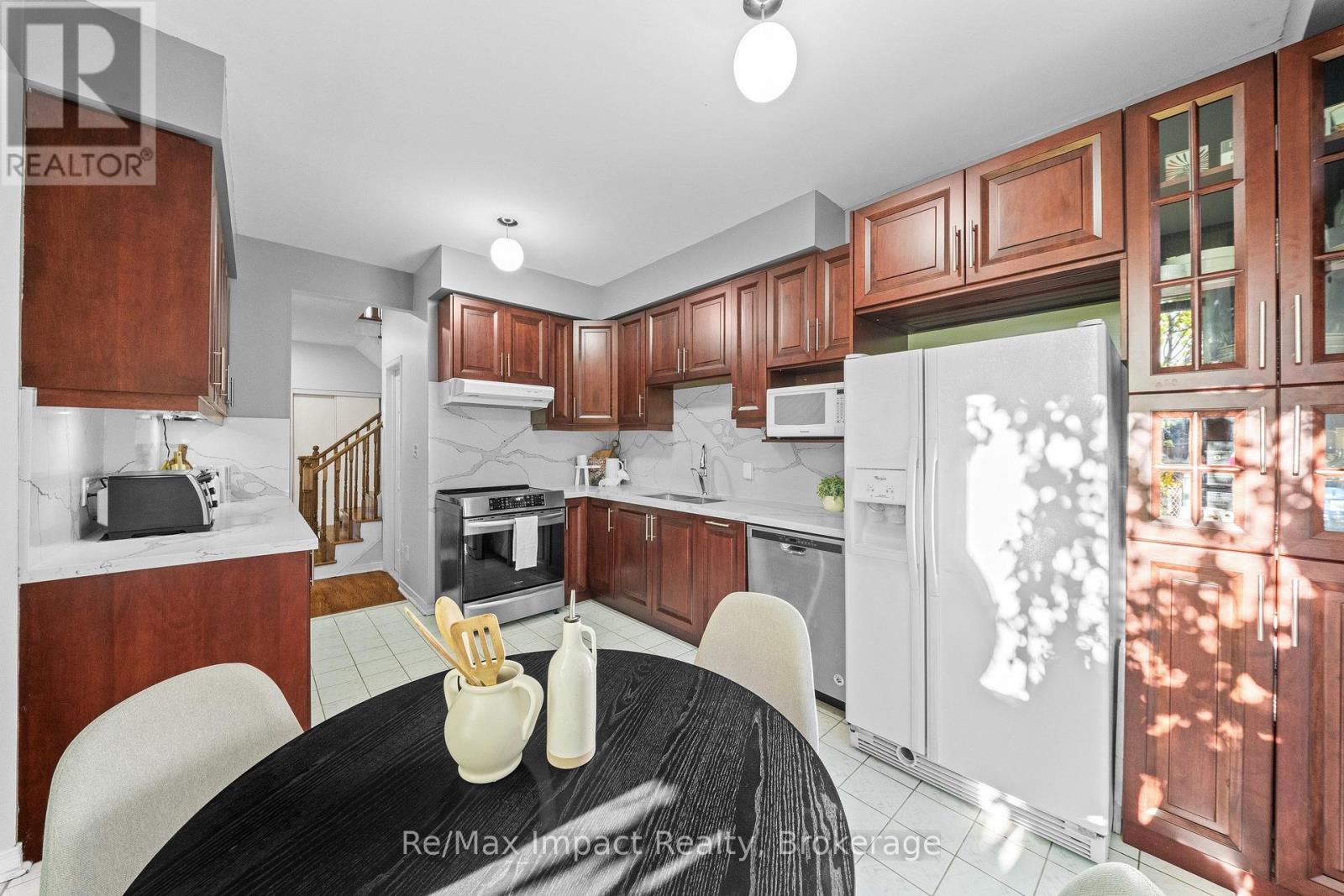 1049 Timberland Crescent, Oshawa, ON photo 5