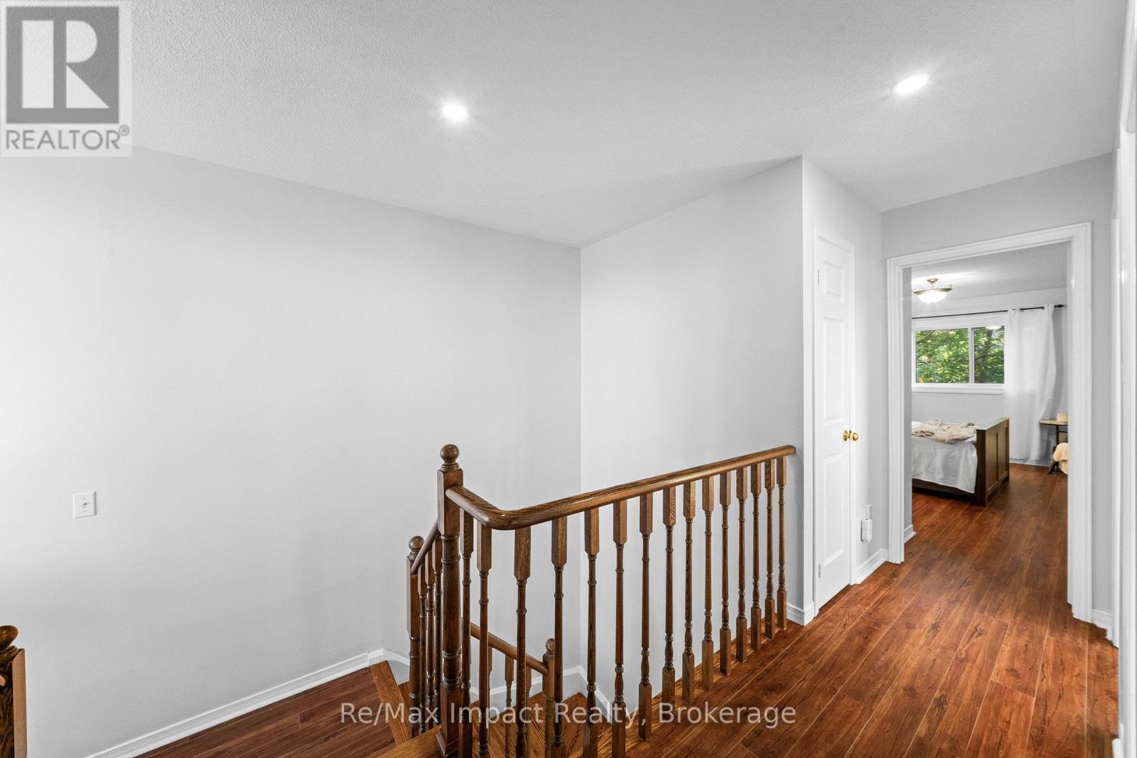 1049 Timberland Crescent, Oshawa, ON photo 9
