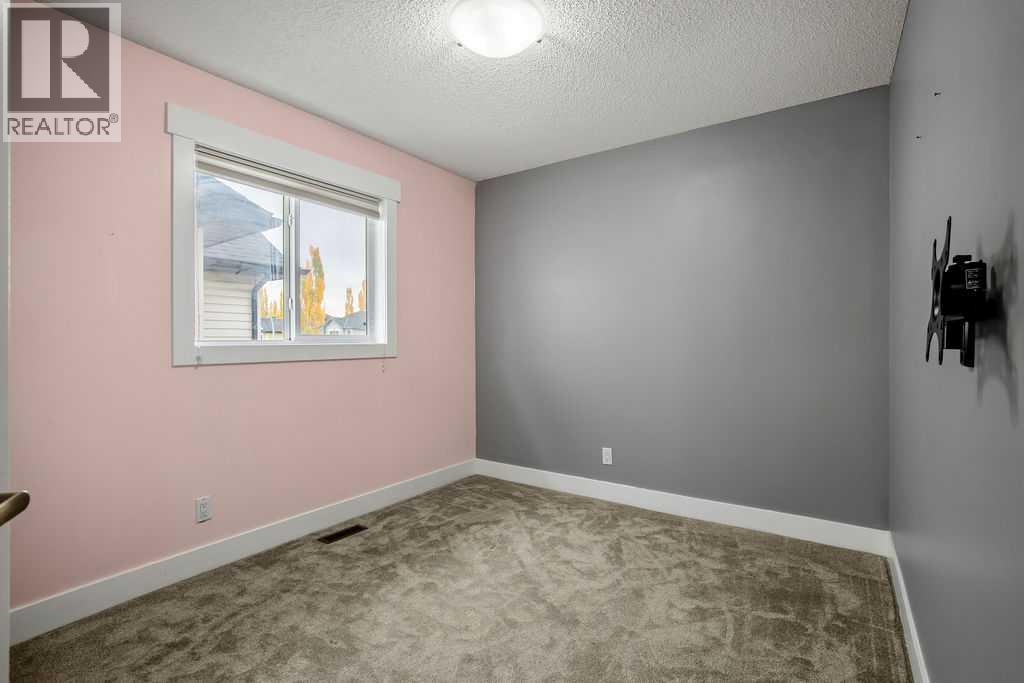 195 Cranwell Crescent SE, photo 18 of 37