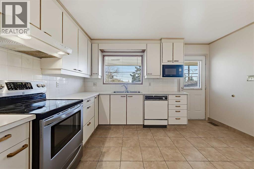 8252 7 Street SW, Calgary — photo 3