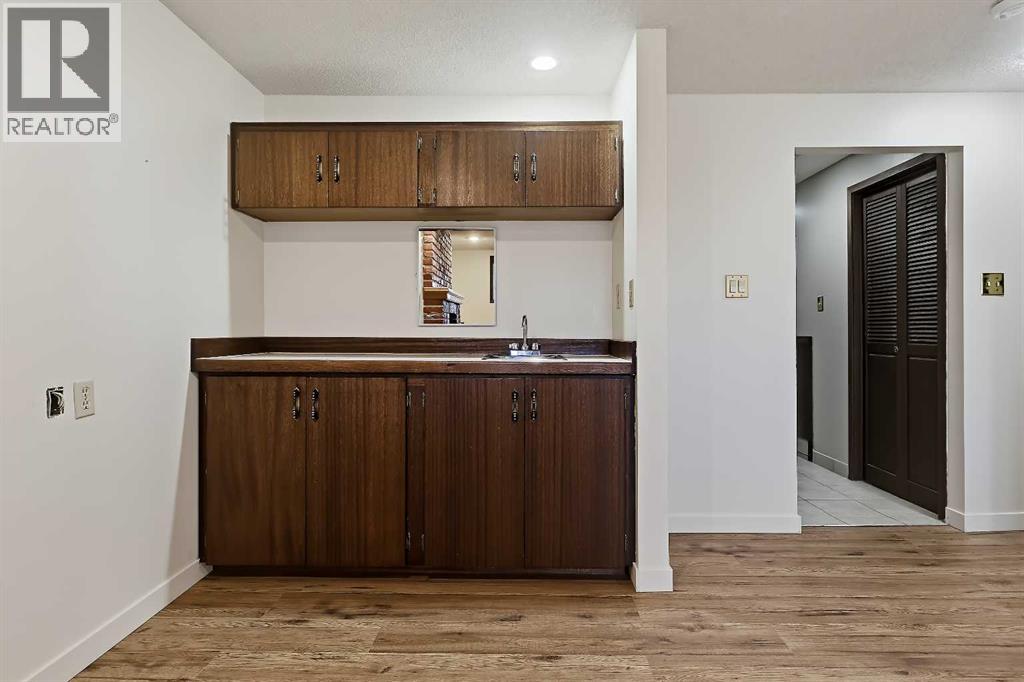 8252 7 Street SW, Calgary — photo 32
