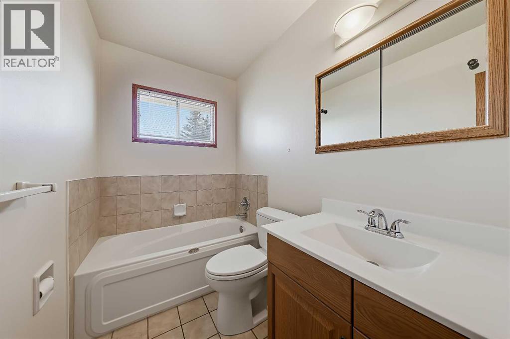 8252 7 Street SW, Calgary — photo 23