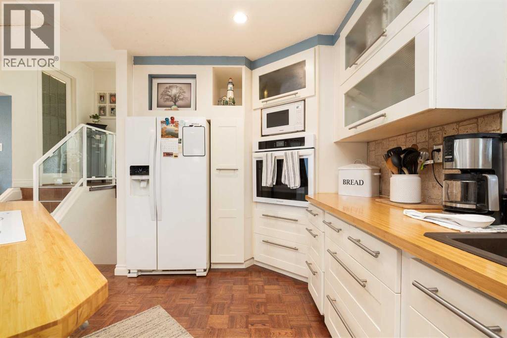 2406 18 Street N, photo 9 of 40