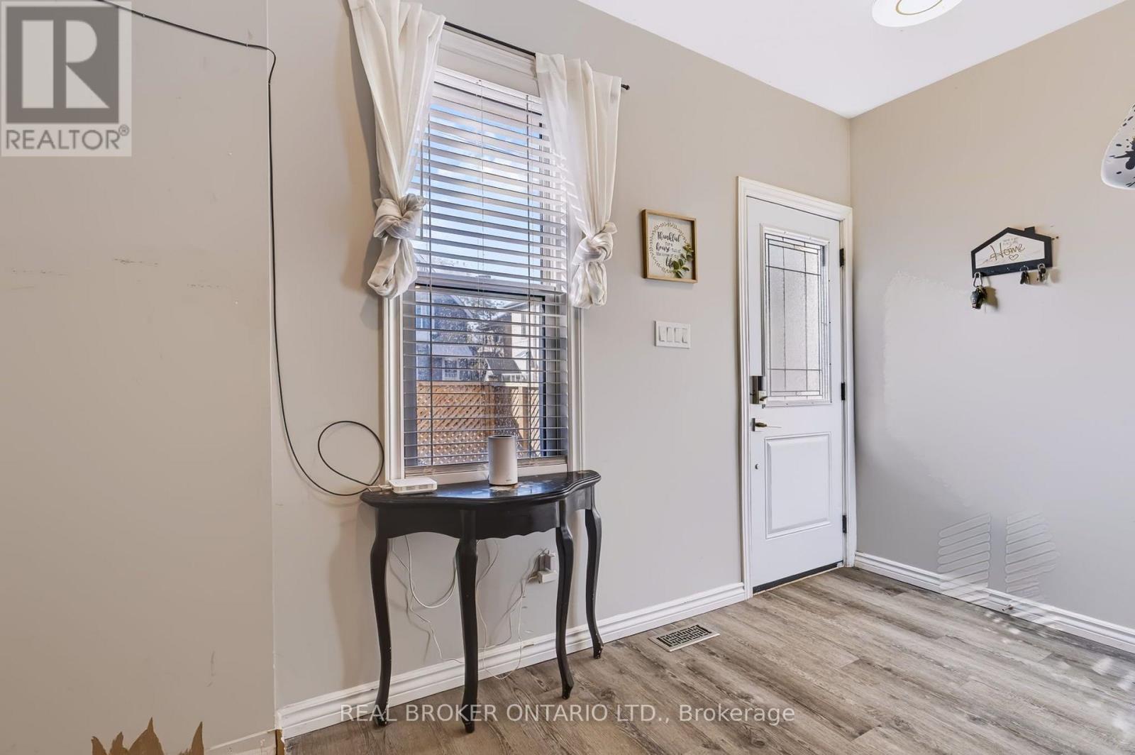 185 MURRAY STREET, Brantford — photo 2