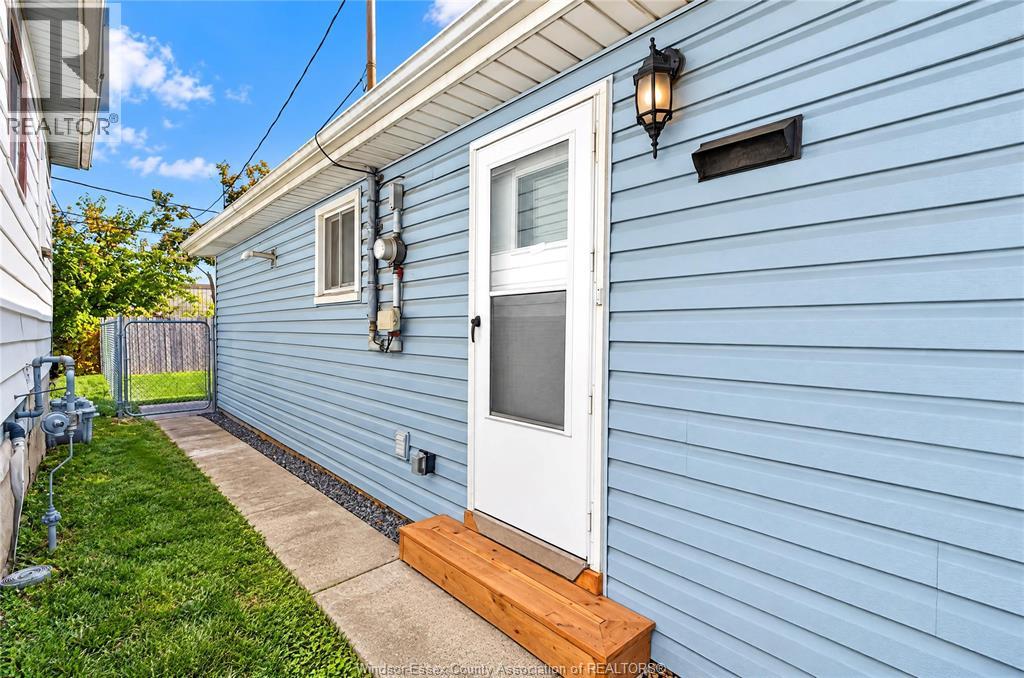 744 MCKAY AVENUE - 25