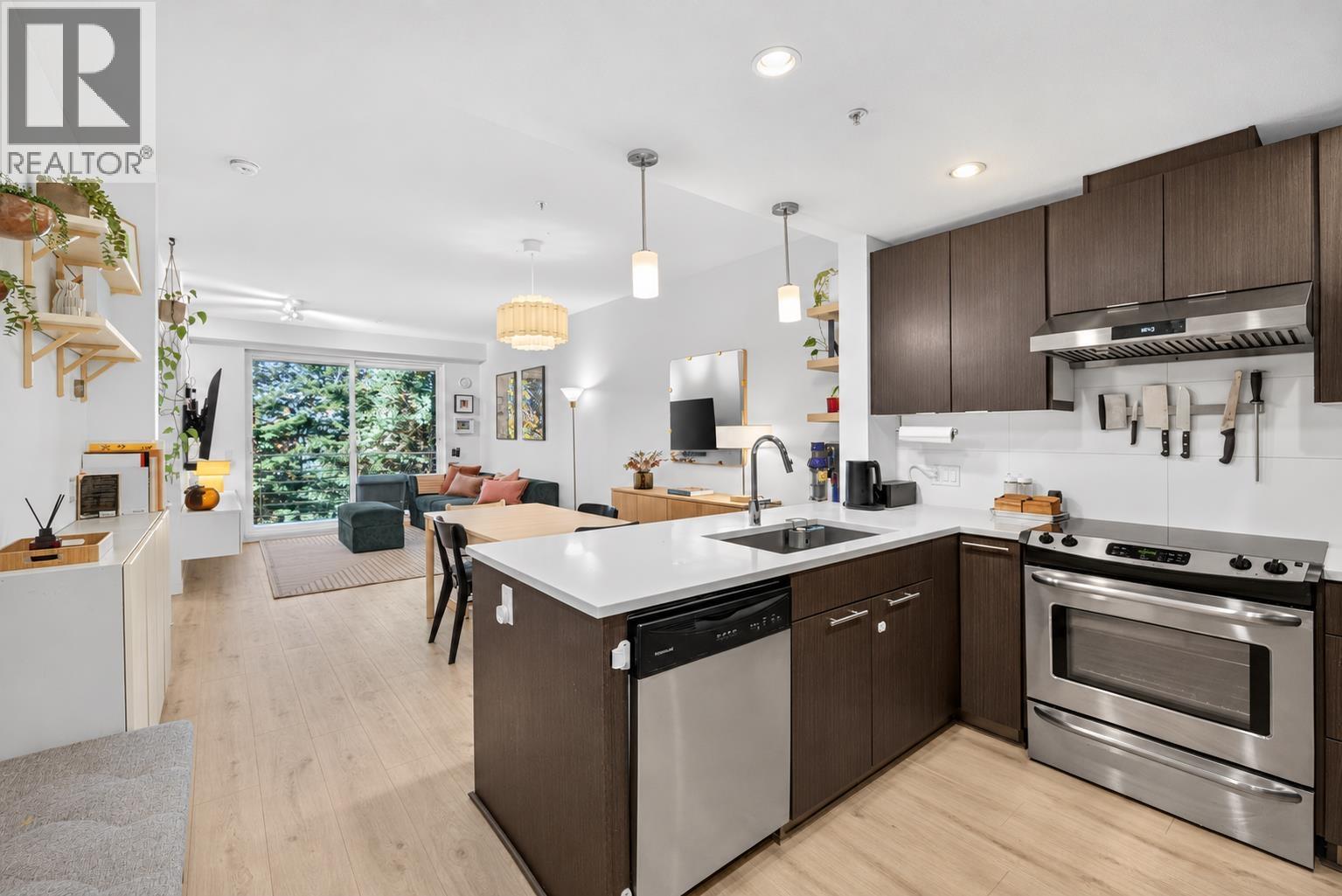 402 733 West 3RD Street, North Vancouver