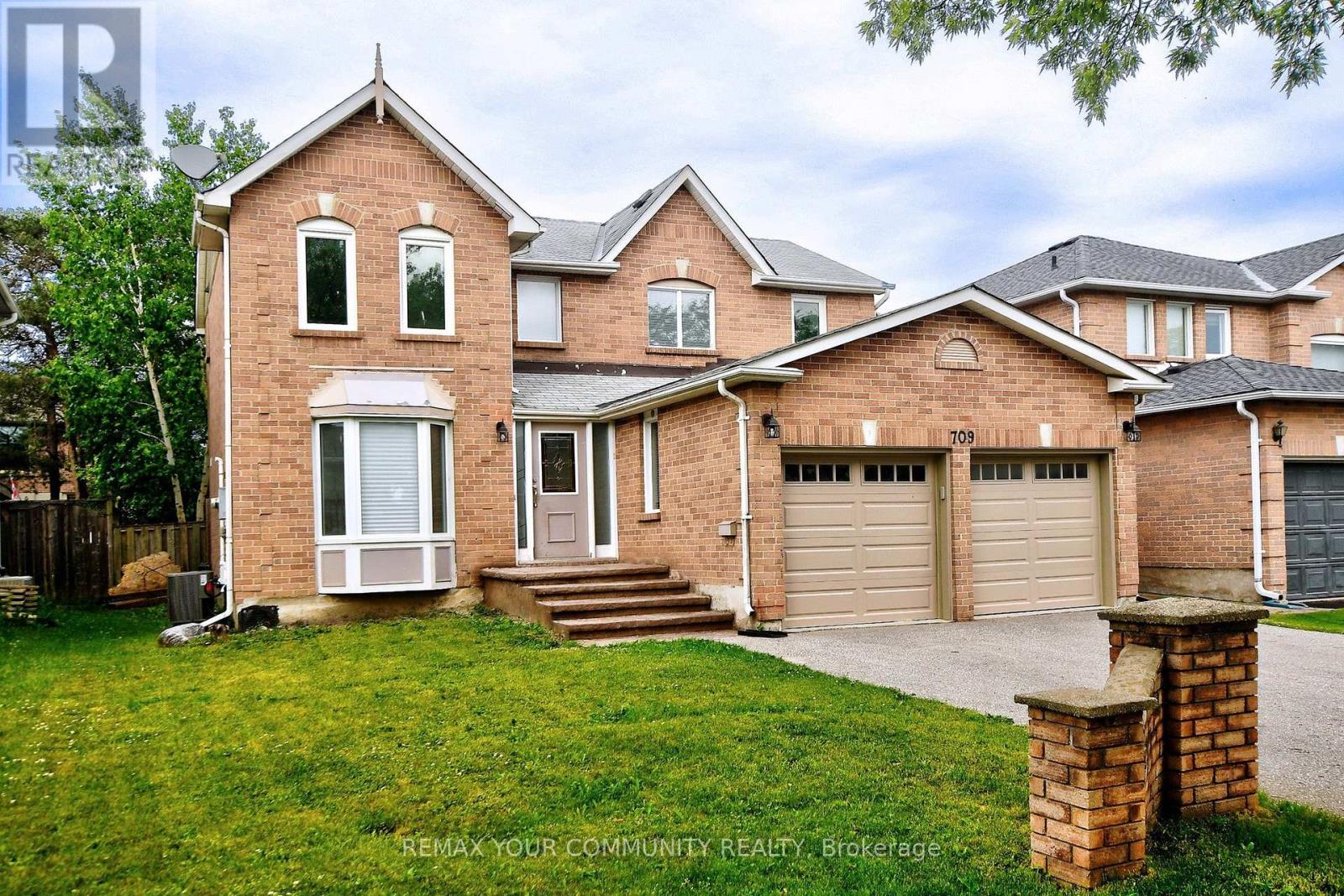 709 Barnes Crescent, Oshawa, ON photo 1