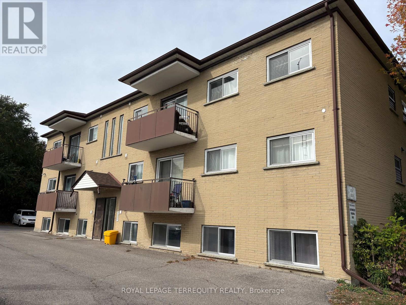 302- 200 Park Road North, Oshawa, ON