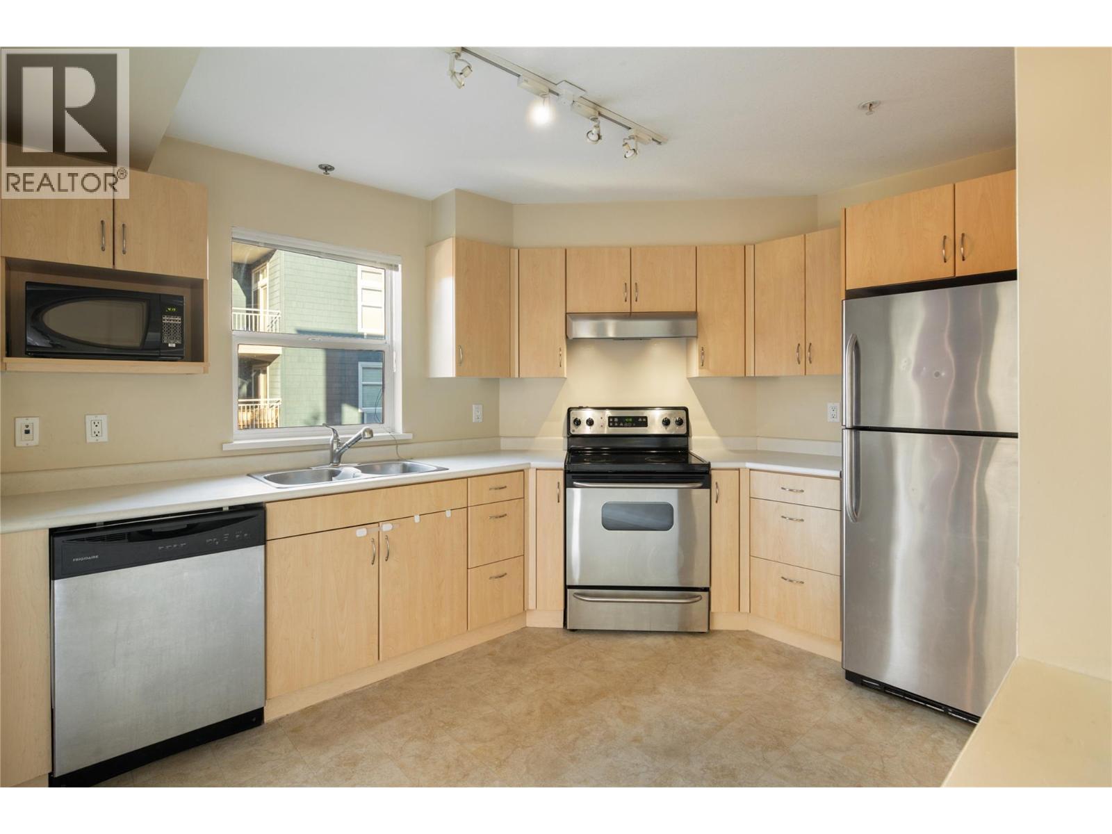 302 555 Yates Road, Kelowna