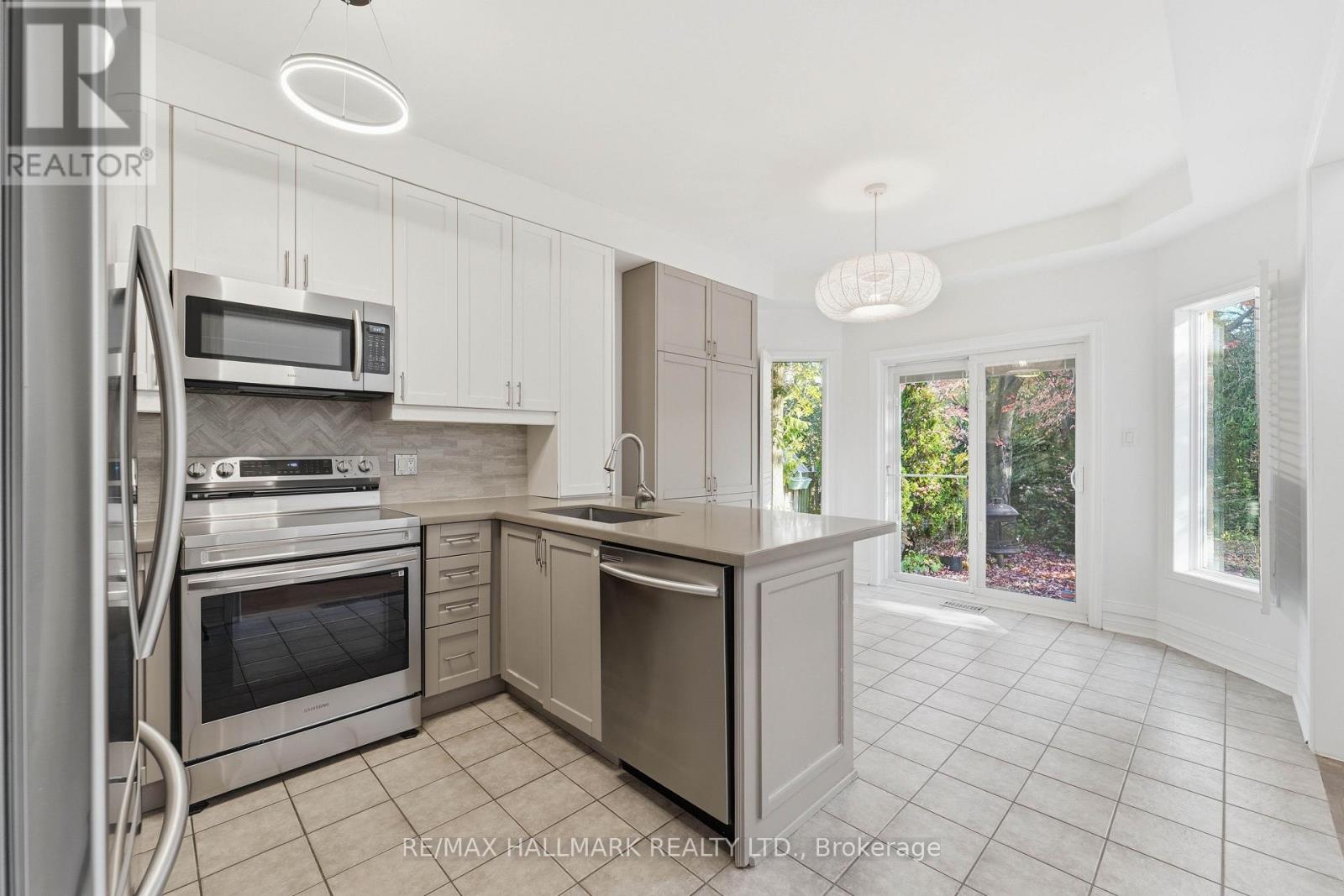 130 Old Colony Road, Richmond Hill, ON photo 9