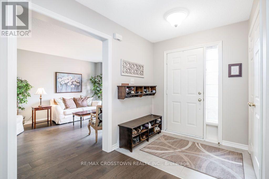 33 Raquel Street, Barrie, ON photo 3