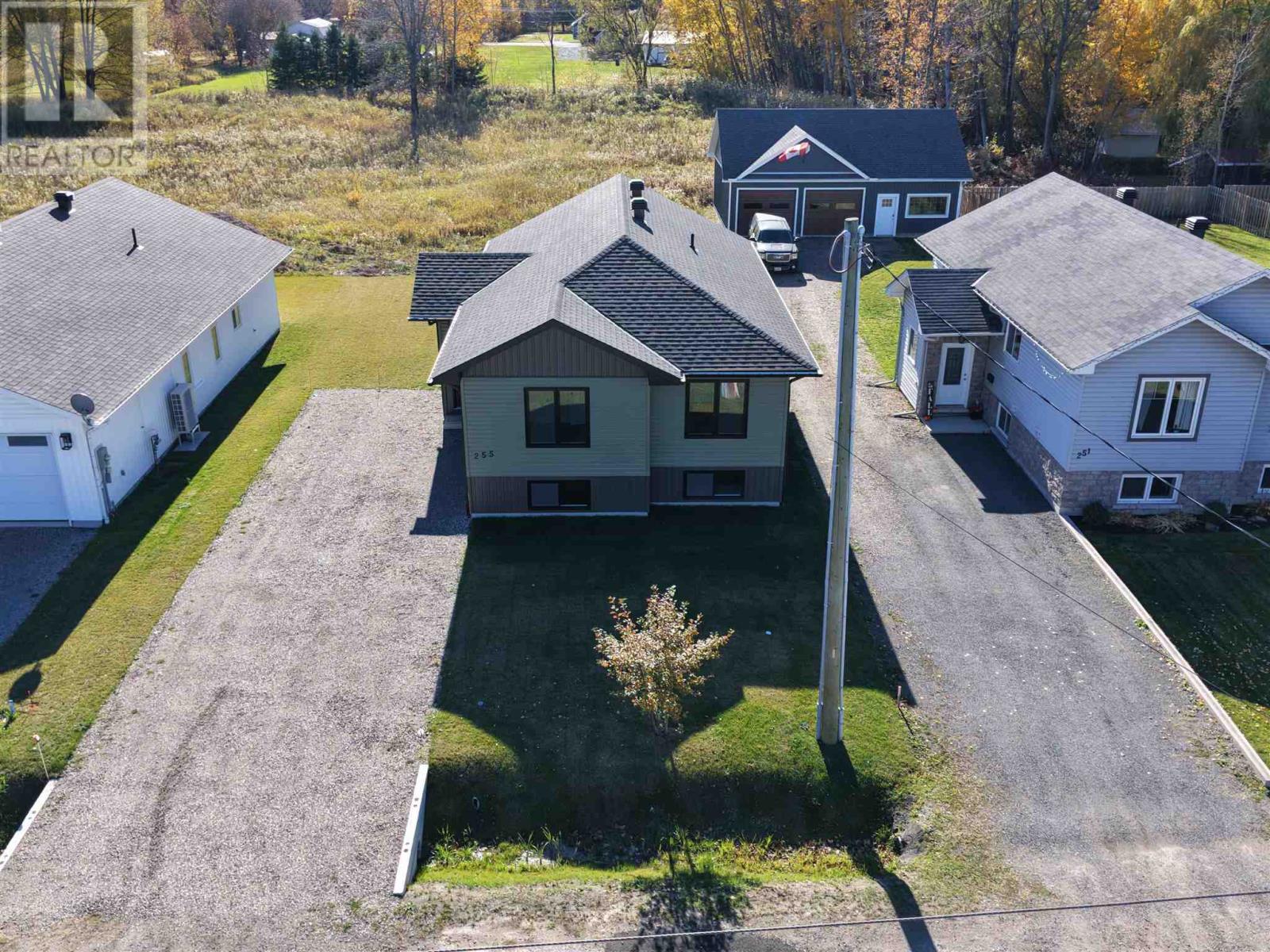 255 East Balfour ST, Sault Ste. Marie — photo 2