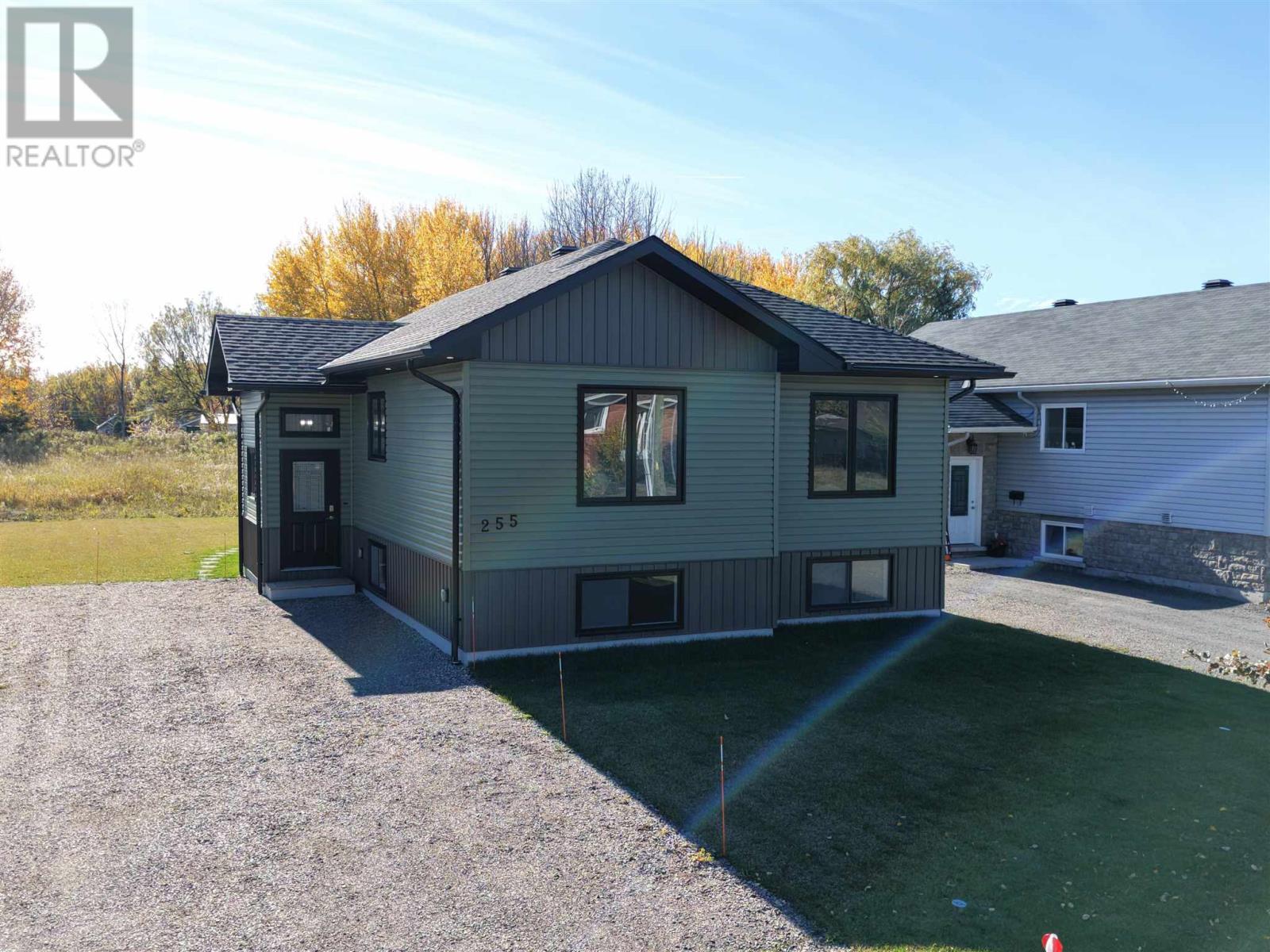 255 East Balfour ST, Sault Ste. Marie — photo 3