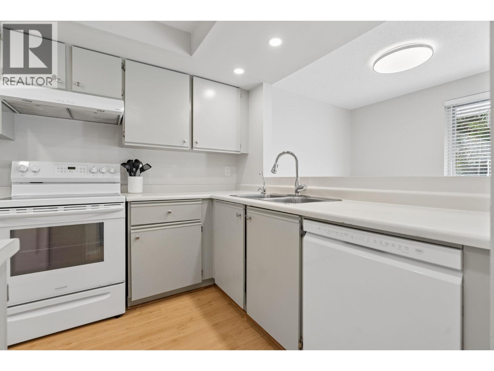 13 1949 W 8th Avenue, Vancouver — photo 10