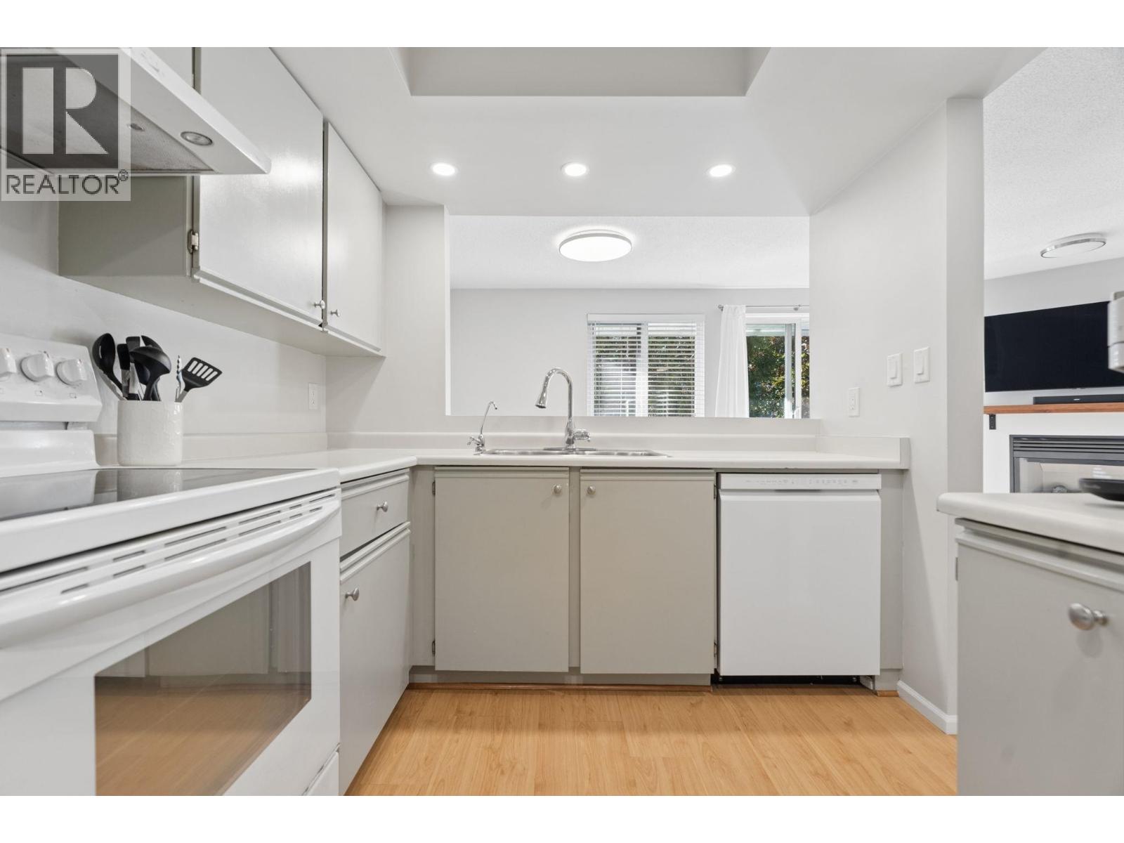 13 1949 W 8th Avenue, Vancouver — photo 11