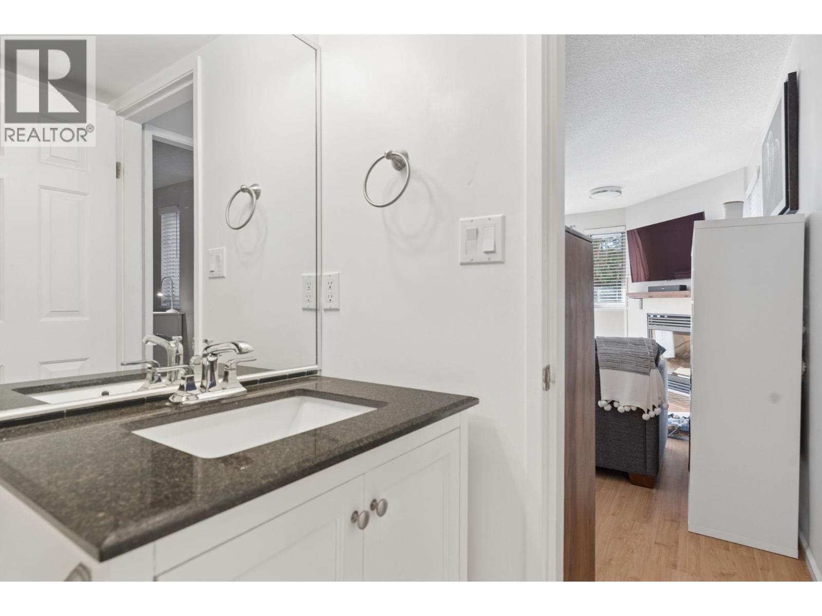 13 1949 W 8th Avenue, Vancouver — photo 15