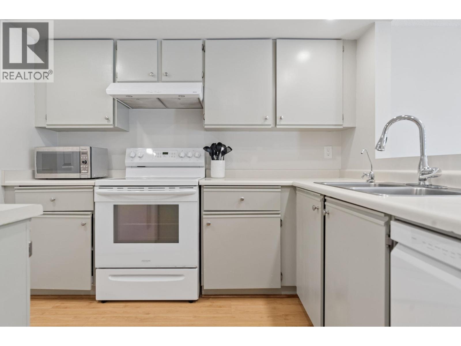 13 1949 W 8th Avenue, Vancouver — photo 9