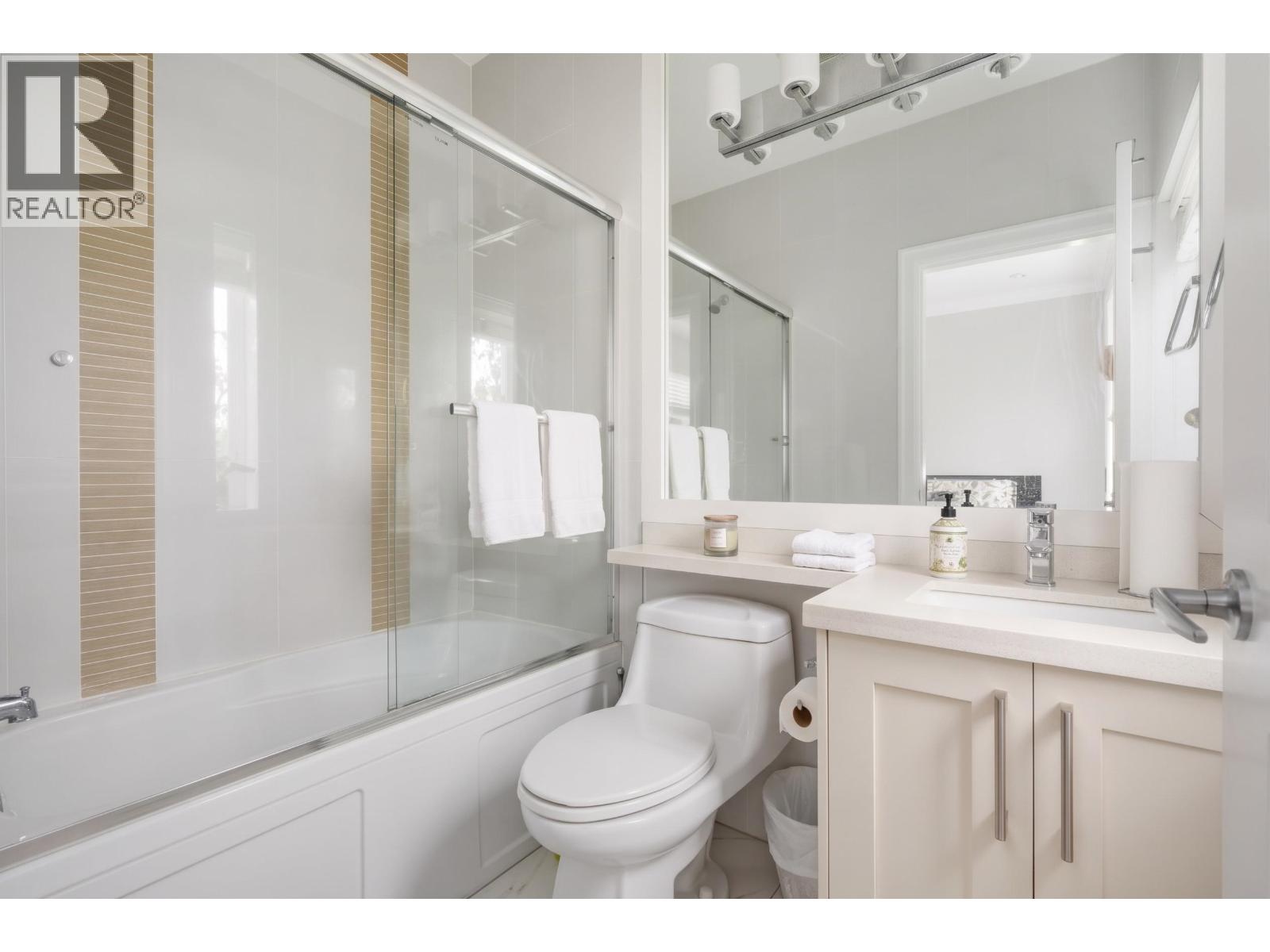 7936 Main Street, Vancouver — photo 10