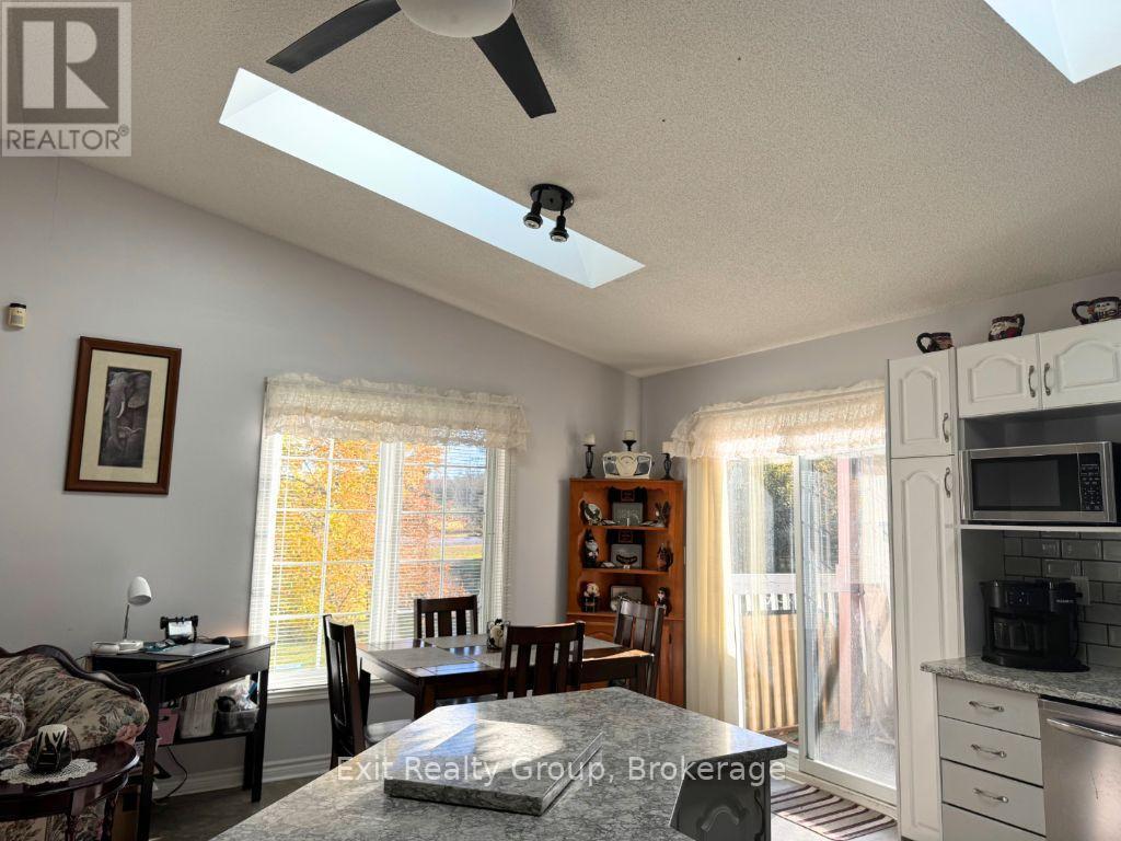 2585 County Rd 2, Prince Edward County, ON photo 14