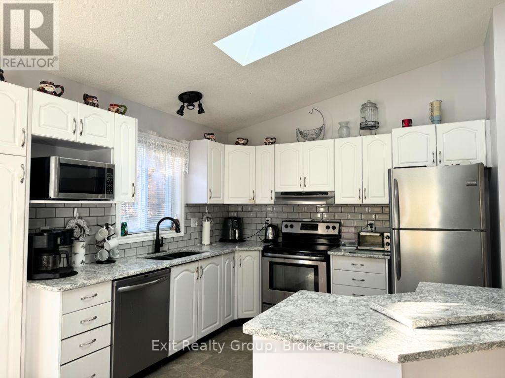 2585 County Rd 2, Prince Edward County, ON photo 15