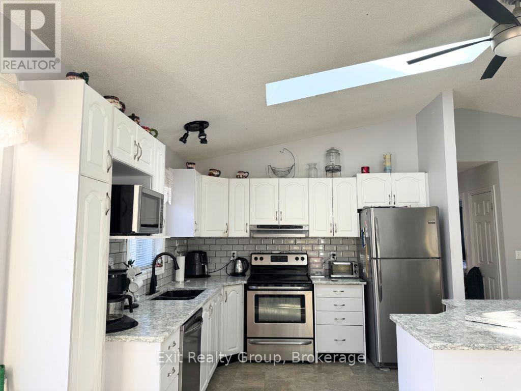 2585 County Rd 2, Prince Edward County, ON photo 16