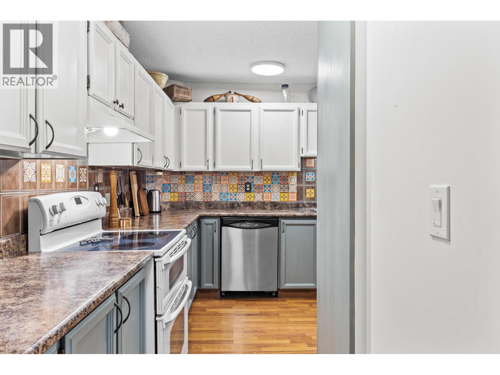 210 983 Bernard Avenue, Kelowna