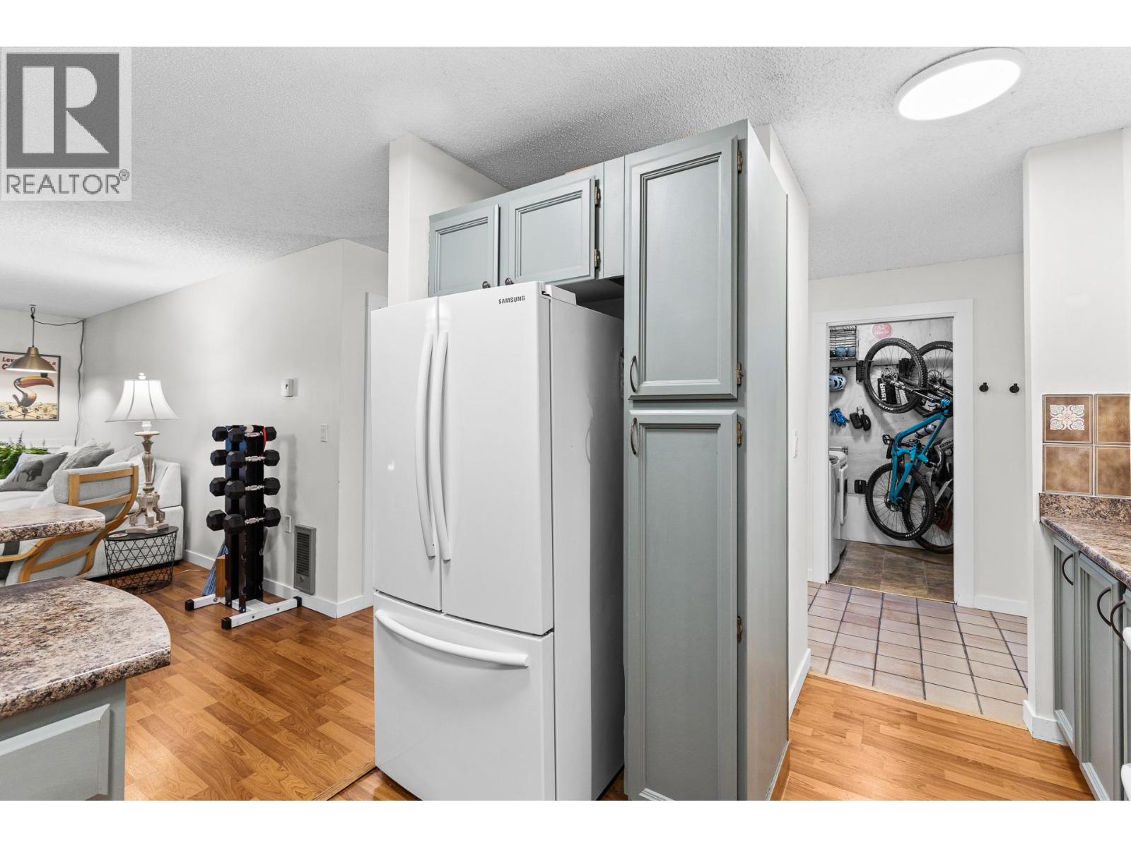 210 983 Bernard Avenue, Kelowna