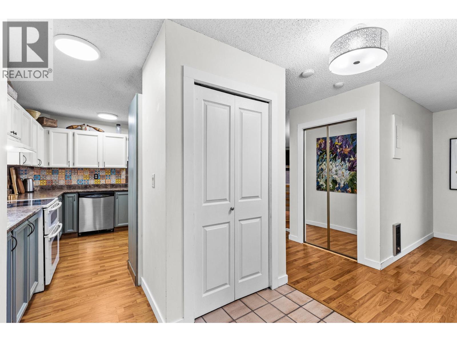 210 983 Bernard Avenue, Kelowna