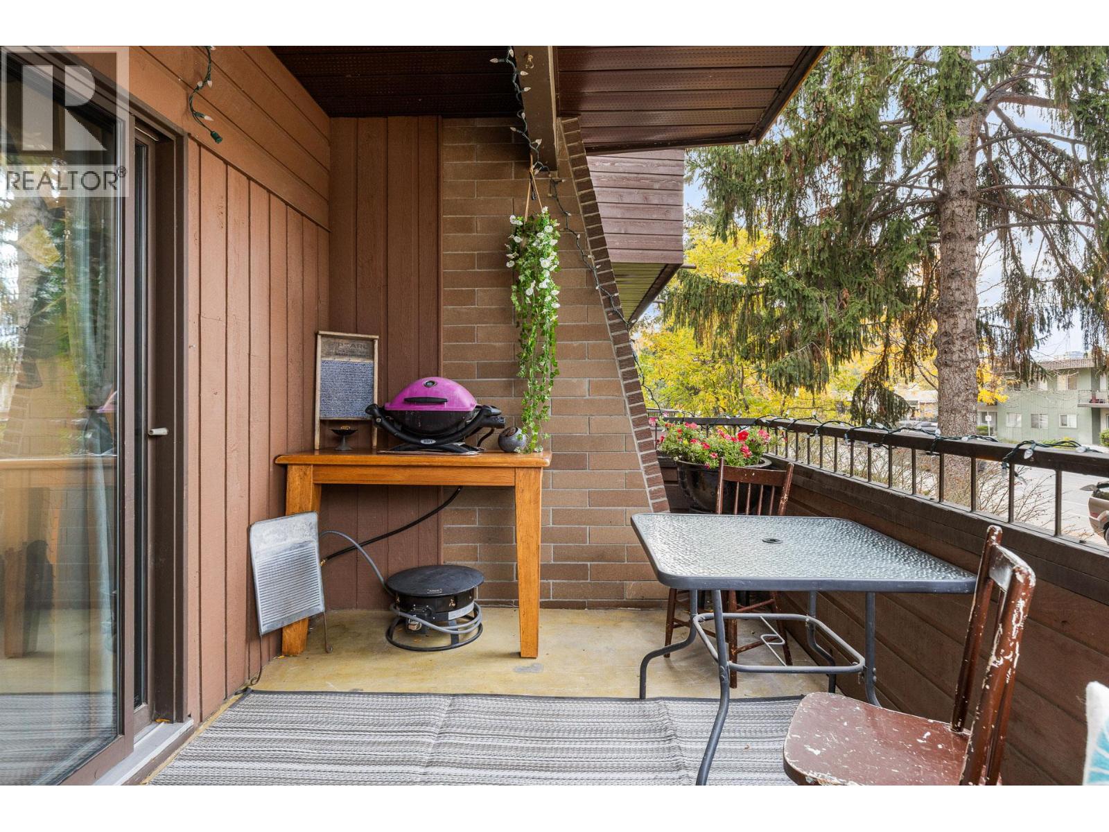 210 983 Bernard Avenue, Kelowna