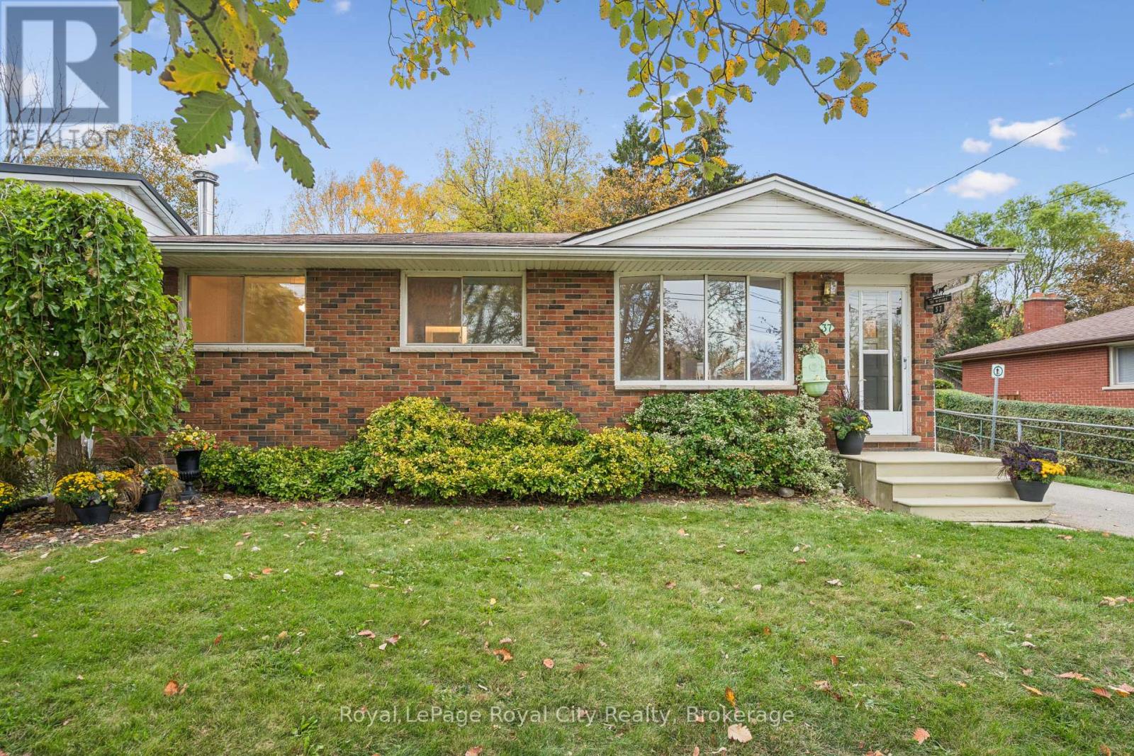37 Kenwood Crescent, photo 1 of 40