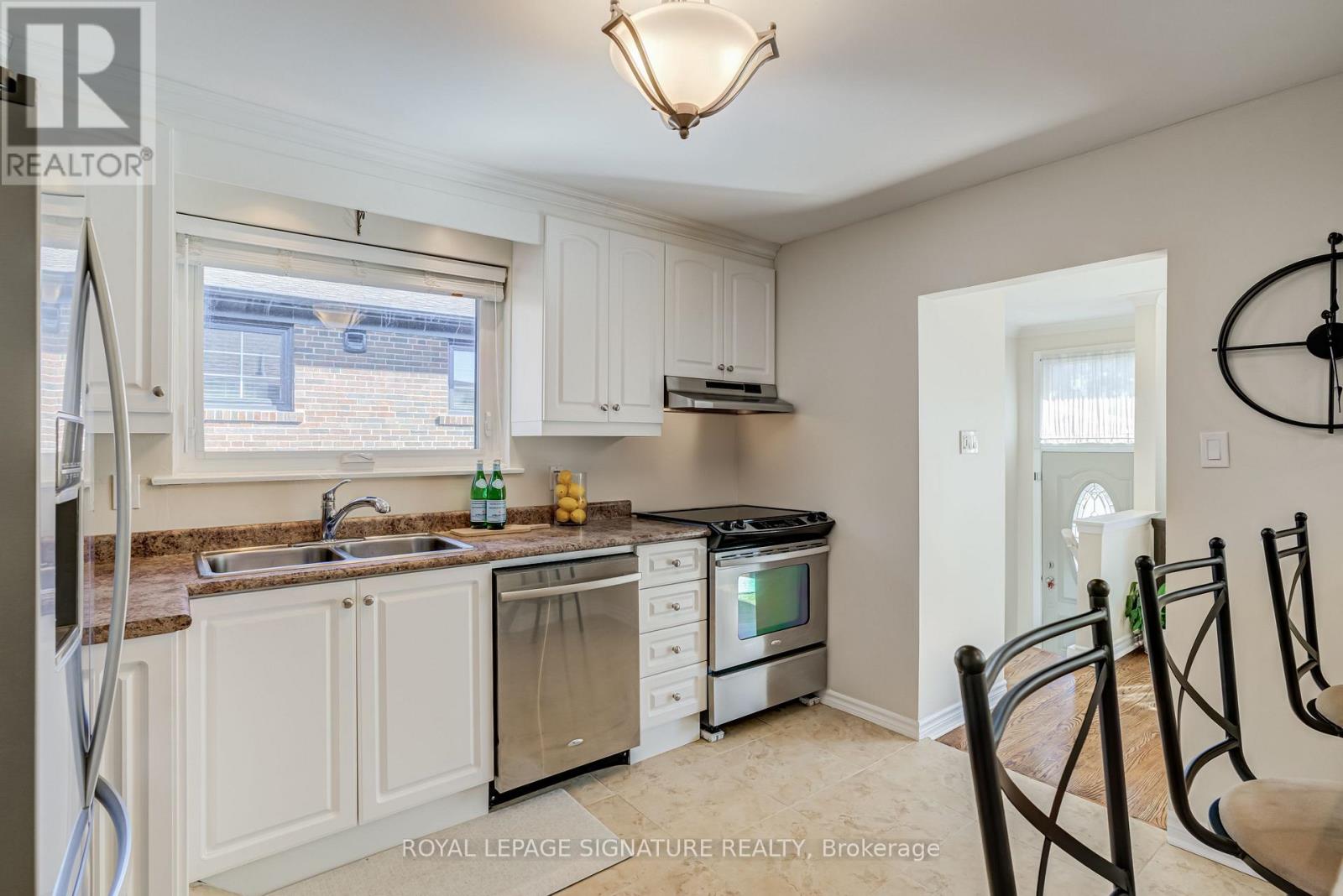 22 Painswick Crescent, Toronto, ON photo 17