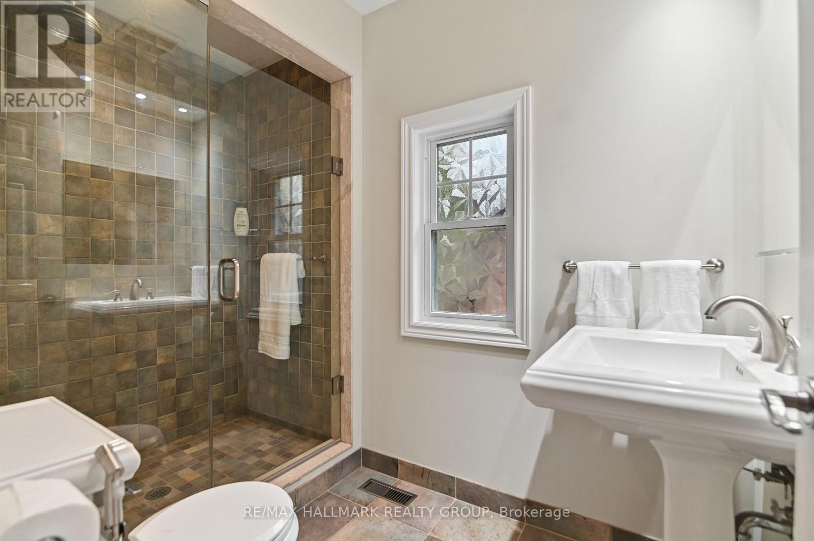 2nd floor - Main bathroom