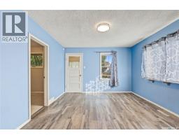 Enclosed porch - 929 Hall Street W, Moose Jaw, SK S6H2S3 Photo 7