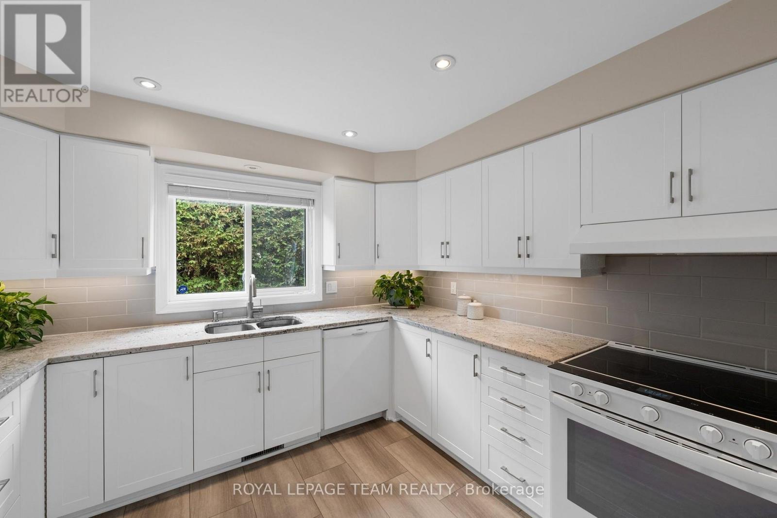 16 PHYLIS STREET, Ottawa — photo 12