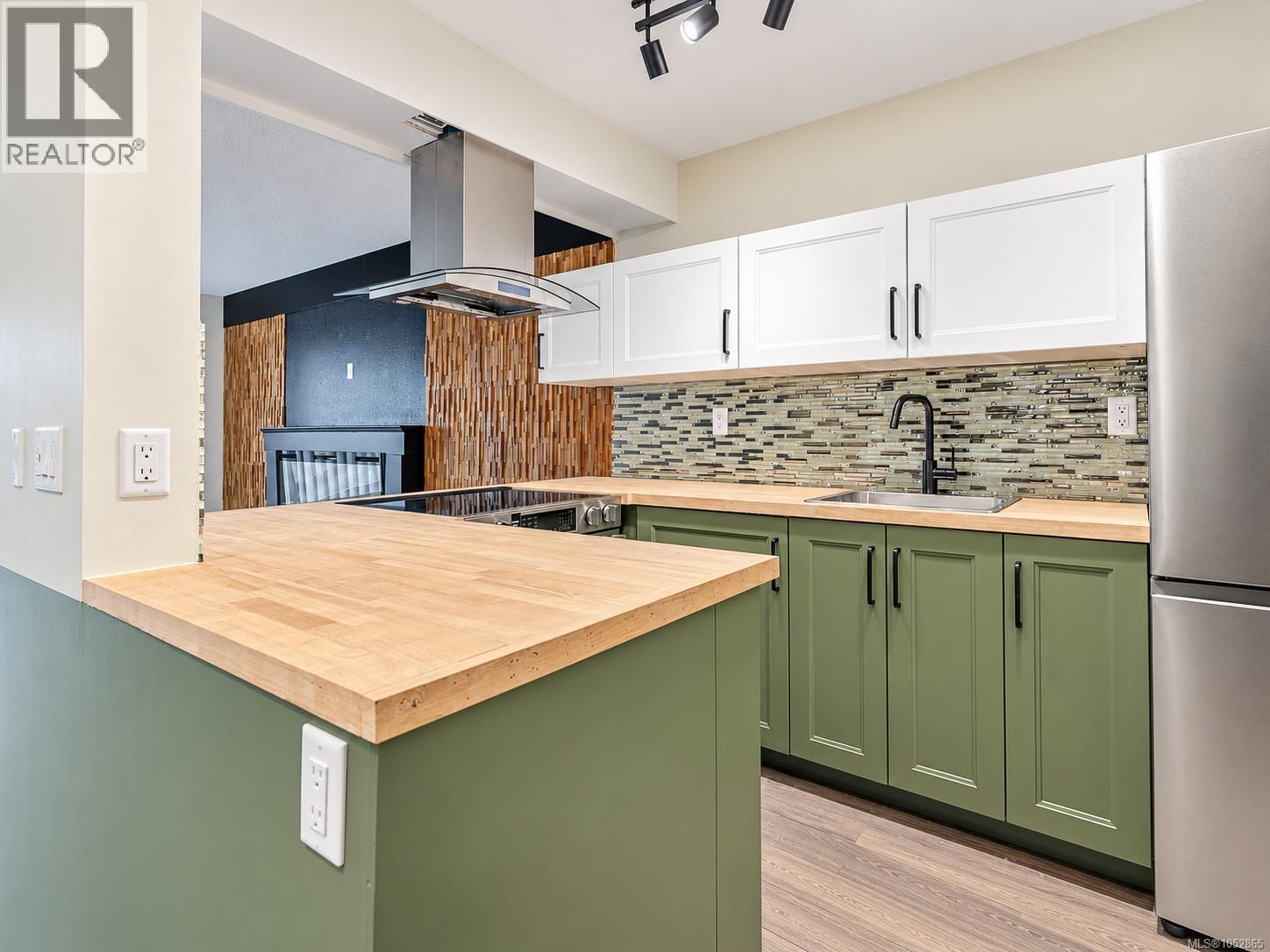 411 3277 Glasgow Avenue, Saanich