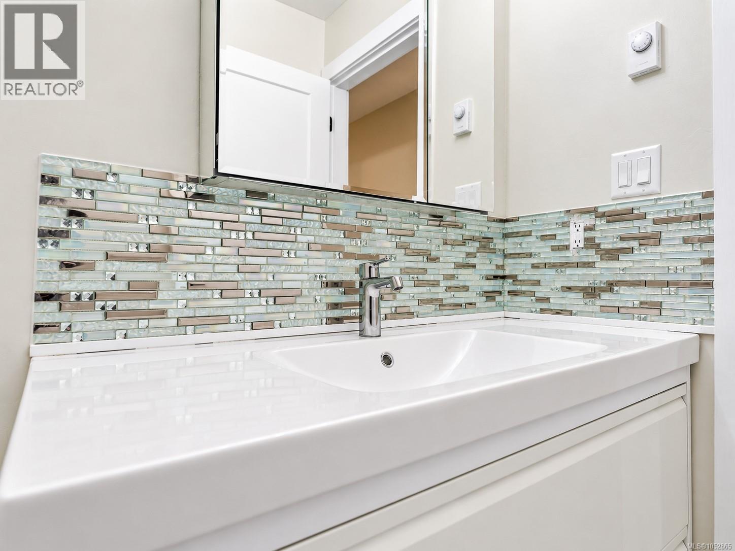 411 3277 Glasgow Avenue, Saanich