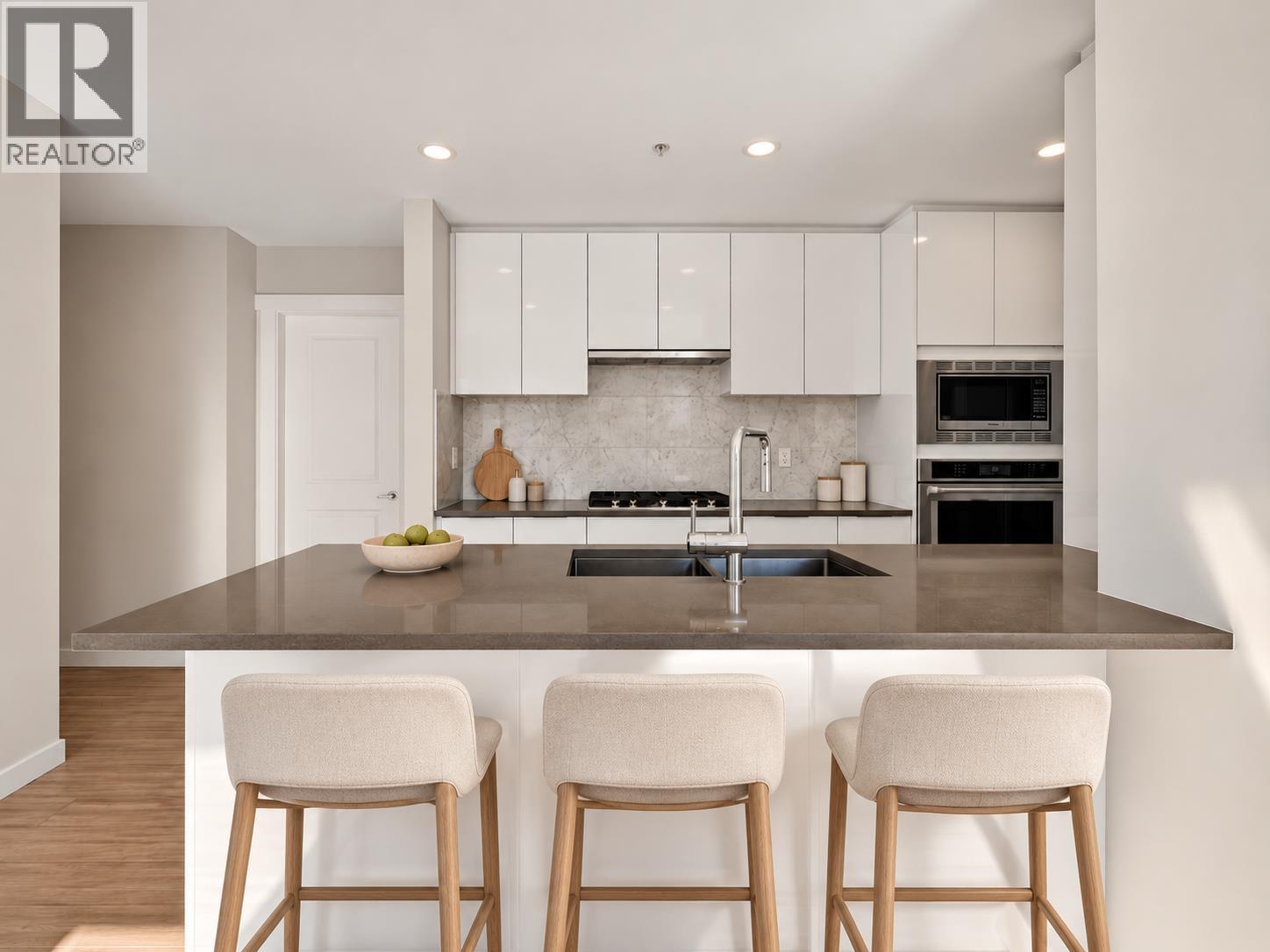 212 2663 LIBRARY Lane, North Vancouver