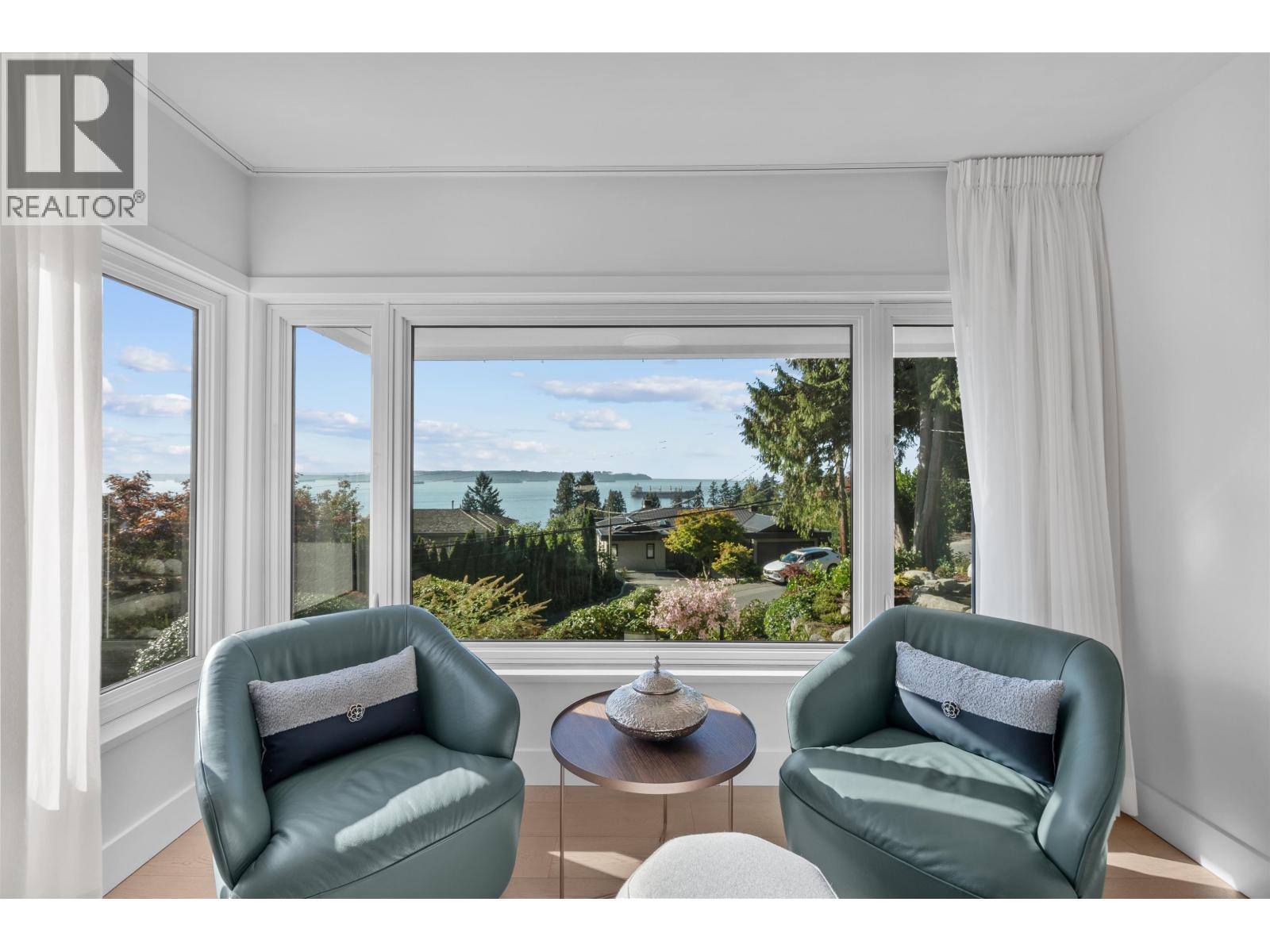 3381 Mathers Avenue, West Vancouver — photo 4