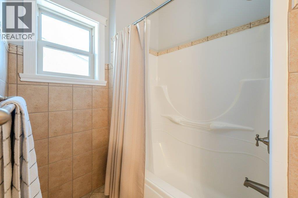 1124 Fairview Road, Oliver