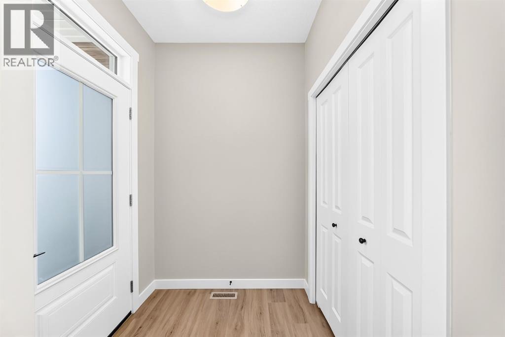 1063 Bayview Crescent SW, photo 3 of 43
