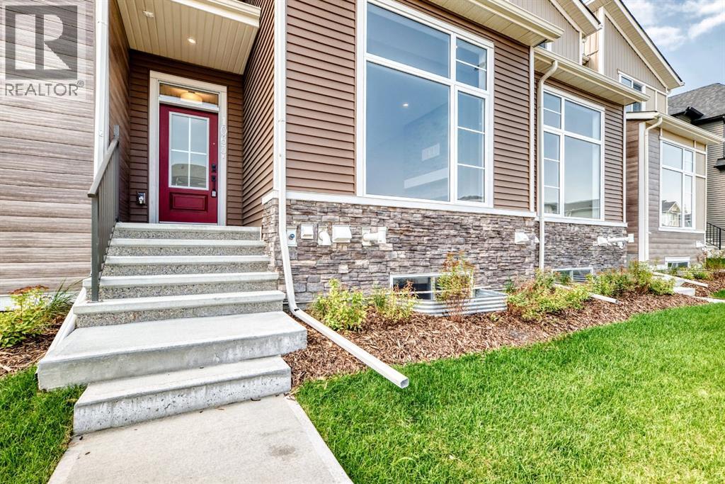 1063 Bayview Crescent SW, photo 2 of 43