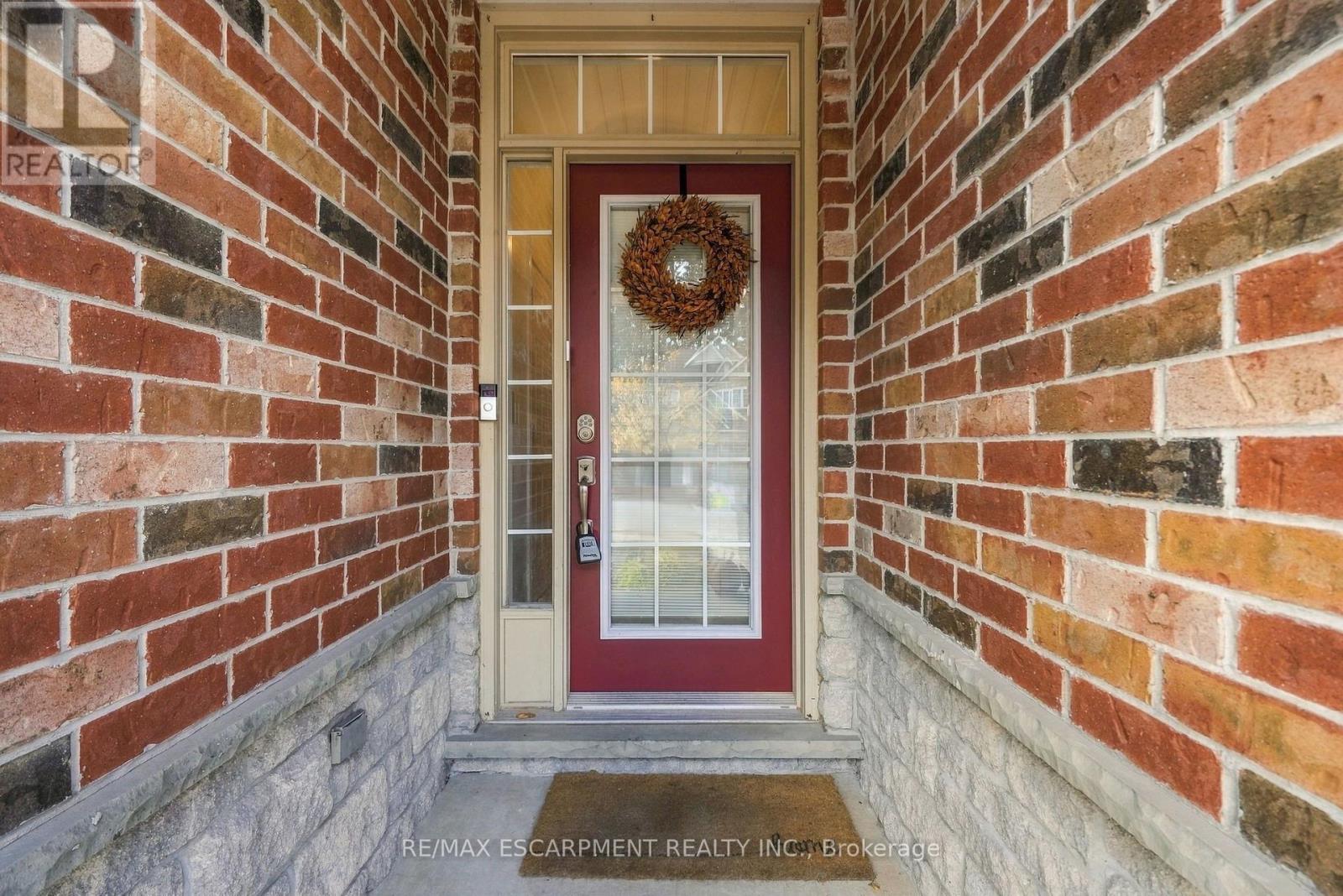 8 Goldenview Court, Hamilton, ON photo 2